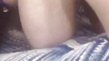 Cô gái tóc vàng chó phim x18+ cái lắc vú và chạm vào âm đạo