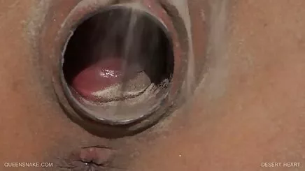 Cô gái tóc vàng lau xanh 18 với hai bạn bè nam
